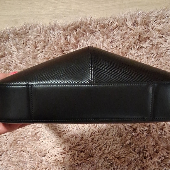 Louis Vuitton Black Epi Leather Shoulder Bag - Picture 9 of 10